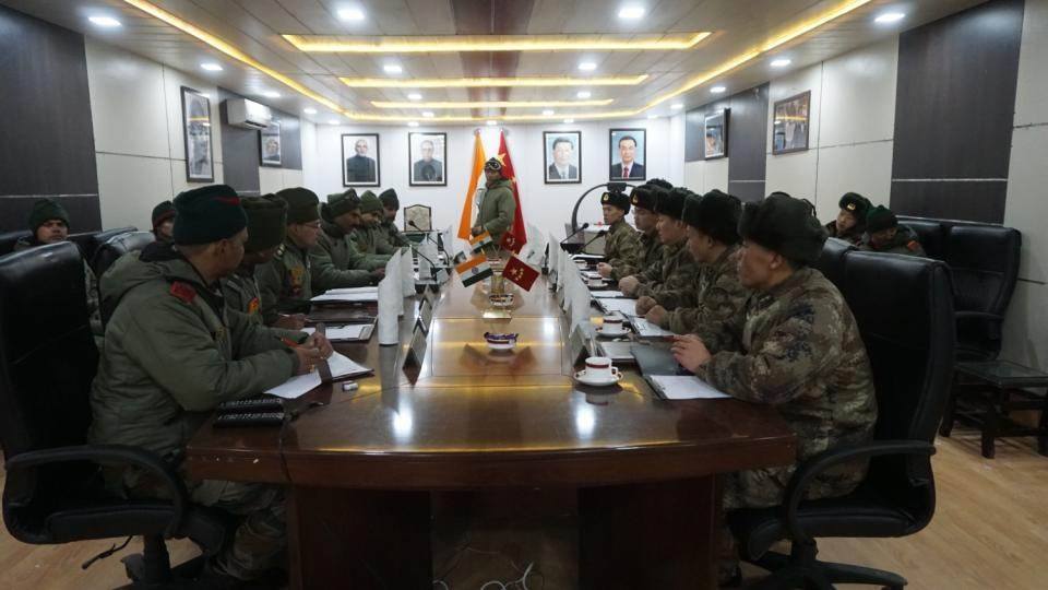 印度軍方（左）與中國解放軍已進行第13輪談判，但無結果。圖為2017年軍事對談資料照。 圖：翻攝印度軍隊臉書