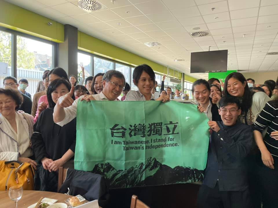 駐德代表謝志偉（前排左三）10日與留德學生聚會，學生突然拿出布條要求合影，布條上寫著「台灣獨立」4個大字，還有英文說明。 圖：翻攝自謝志偉臉書