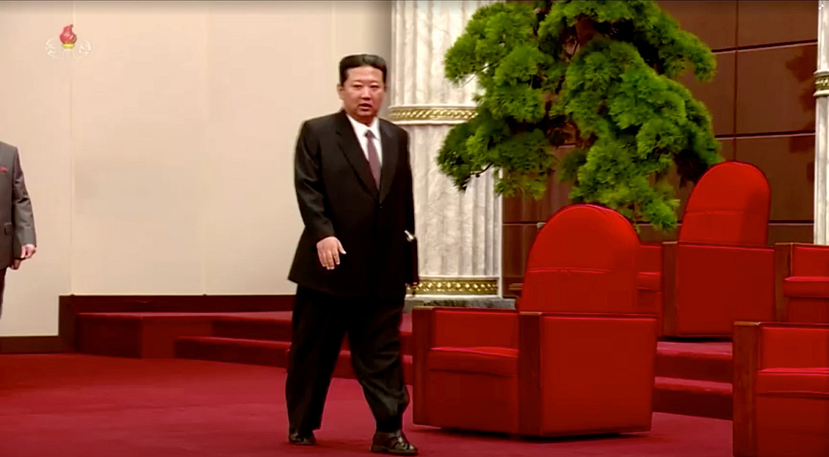 金正恩日前出席黨慶活動時穿著西裝配涼鞋，引發熱議。 圖：達志影像／路透社