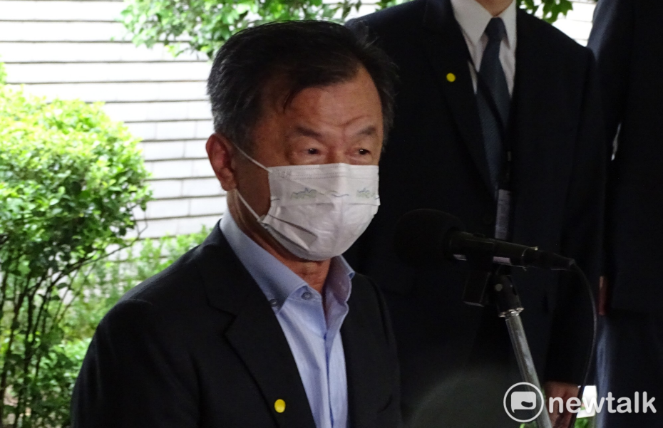陸委會主委邱太三今天在立法院接受媒體訪問。 圖:陳佩君/攝