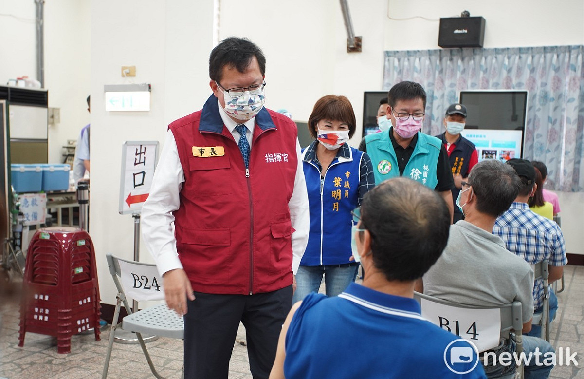 鄭文燦視察50-64歲民眾接種AZ疫苗第二劑。 圖：林昀真/攝