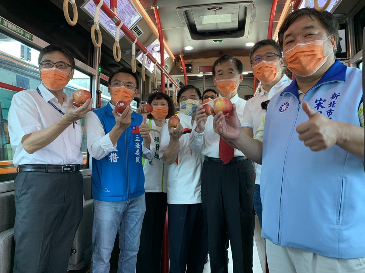 國光客運10月13日舉辦「搭電動公車送蘋果」回饋活動。 圖：新北市交通局 / 提供