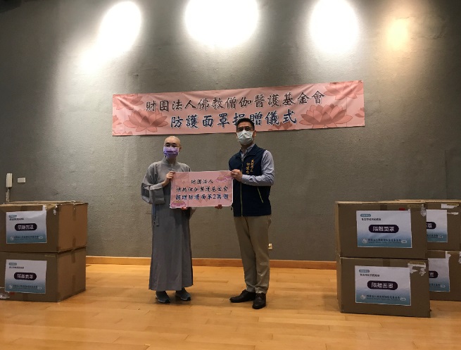 現場由民政局長柯慶忠代表受贈，並回贈感謝牌以表謝忱。 圖：新北市民政局 / 提供