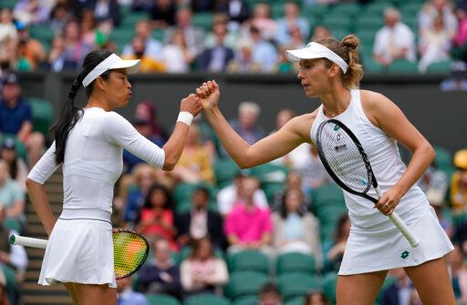 我國網球一姐謝淑薇與比利時搭擋Elise Mertens（右）挺進WTA 1000分印地安泉網賽女雙8強。 圖／美聯社／達志影像