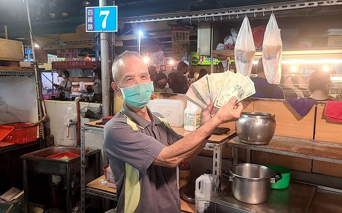 國慶連假高雄夜市商笑收五倍券。 圖：高市經發局提供