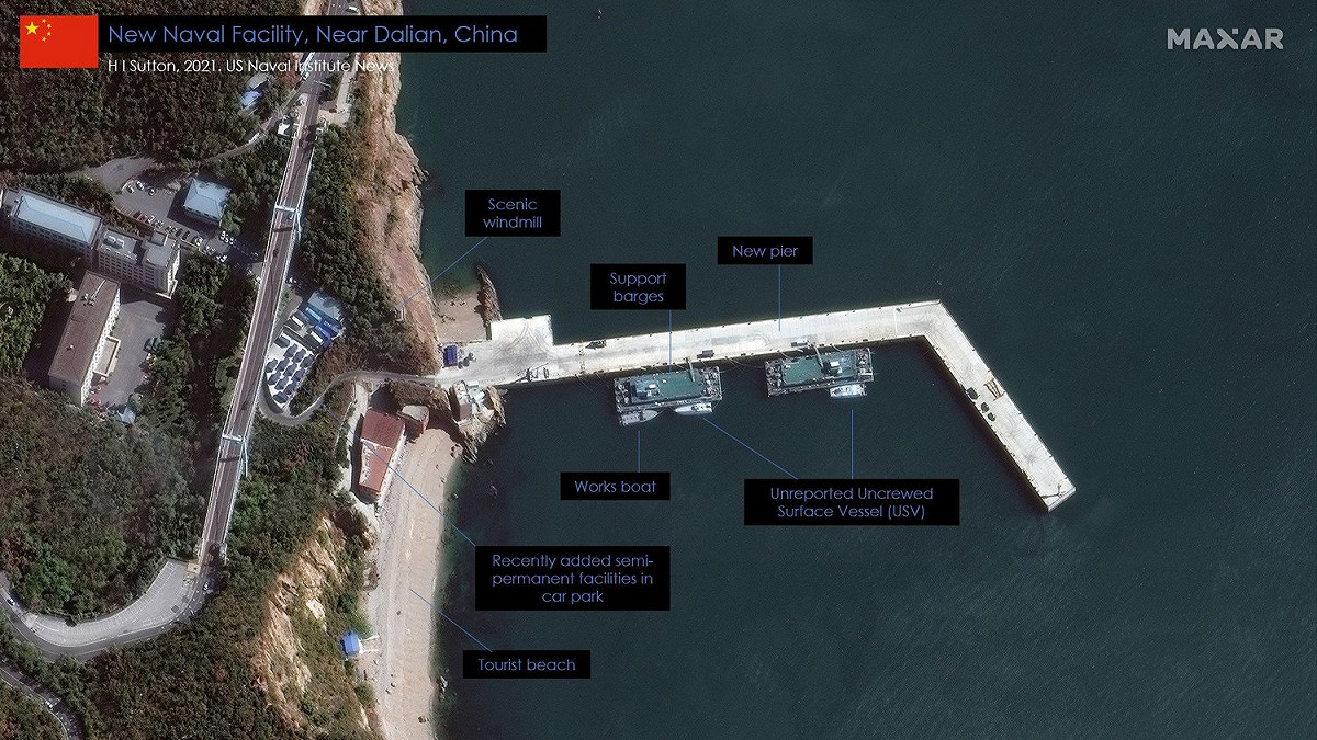 美國海軍學會新聞網(USNI news)報導，從衛星照片上證實中國北方大連市「小平島潛艦基地」附近一處秘密的解放軍海軍碼頭，正在測試大型無人水面艦艇(USV)。 圖：翻攝自MAXAR