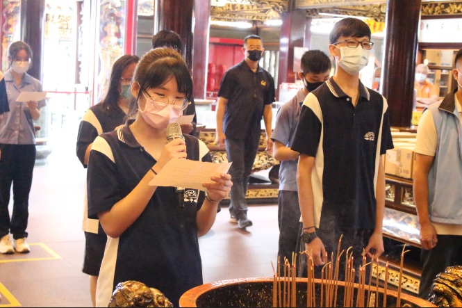 竹林中學高、職三及國三同學代表，10月12日上午在校長及師長們的陪同下，於風雨中前往知名的中和烘爐地福德宮正殿前，齊聲宣誓，為明年升學大考認真祈福。 圖：竹林中學提供