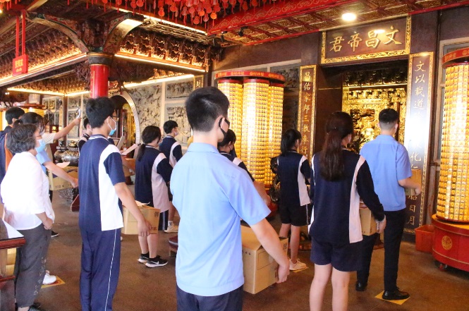 祈福完畢後，竹林中學董事會並貼心的為同學們準備了智慧包，裡面有象徵百尺竿頭更進一步的尺及相關文具，代表著竹林董事會鼓勵學生更上層樓的殷殷之情。 圖：竹林中學提供