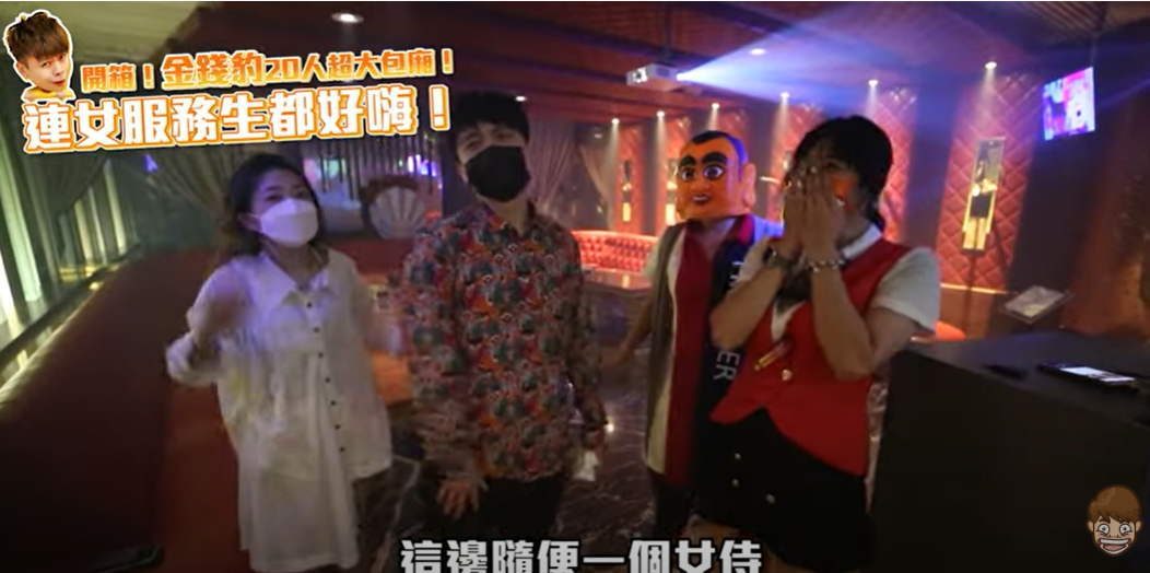 蔡阿嘎表示這裡隨便一個女服務生都可以跟著她們跳舞。 圖：翻攝自蔡阿嘎Youtube頻道