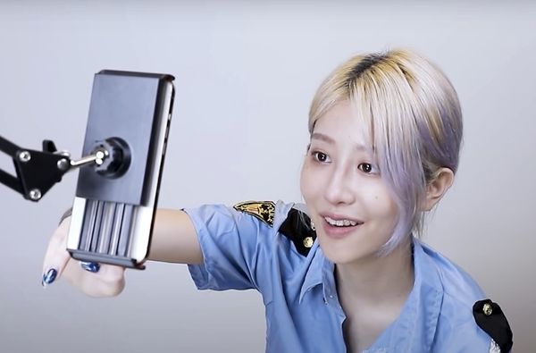 美麗妄娜化身女警和粉絲直播互動。 圖：UP直播／提供