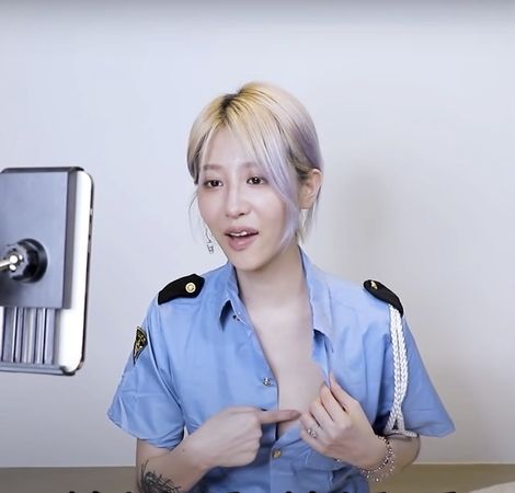 有粉絲抖內了將近百萬元的禮物，要求美麗妄娜解開襯衫戳胸一下。 圖：UP直播／提供