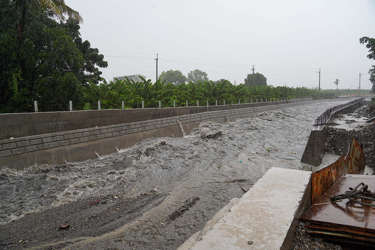 受到圓規颱風外圍環流影響，東半部、屏東降雨明顯(圖為台東)。 圖：翻攝自饒慶鈴臉書