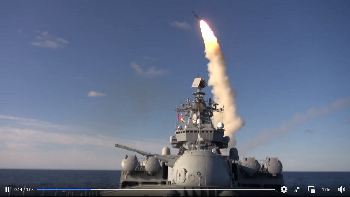 俄羅斯東部軍區新聞處11日通報，俄羅斯太平洋艦隊旗艦「瓦良格號」導彈巡洋艦和「特里布茨海軍上將號」驅逐艦在日本海完成了10枚導彈發射任務。 圖：截取Минобороны России臉書影片