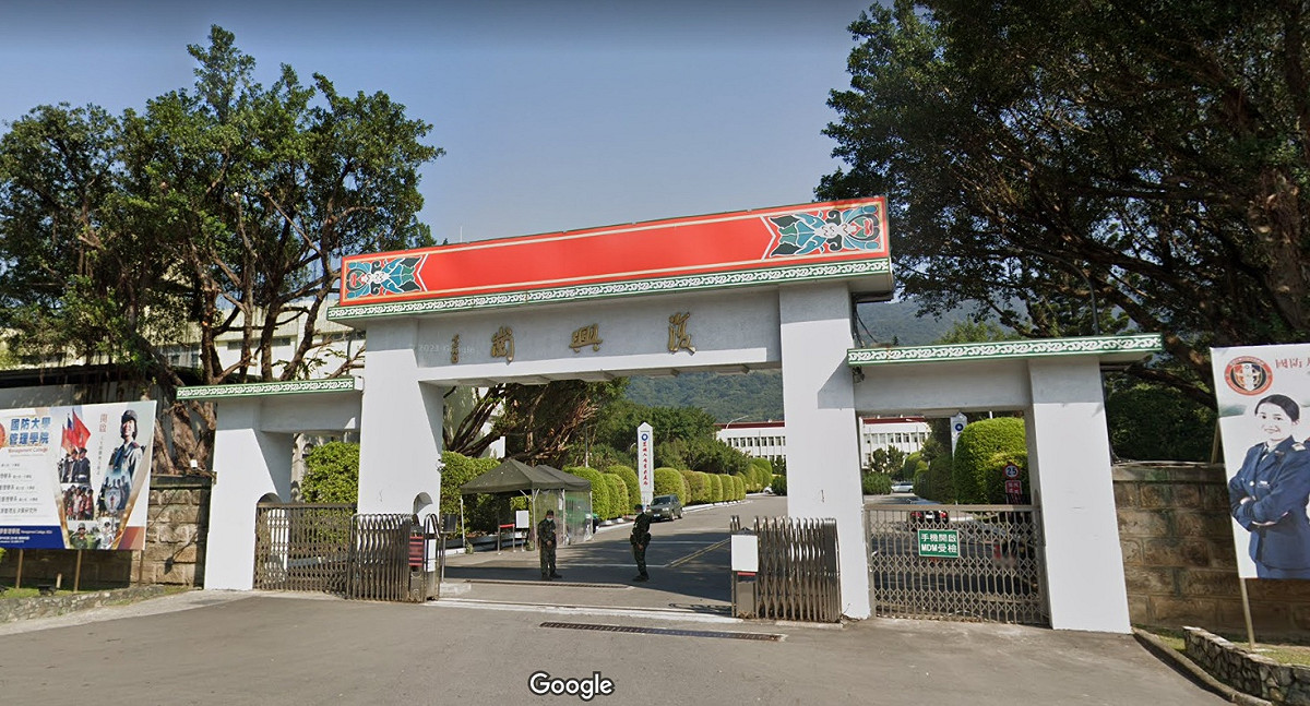 國防大學管理學院驚爆學生校內吸毒遭逮。圖為合併政戰學院、管理學院的國防大學復興崗校區大門。 圖：翻攝Google Map