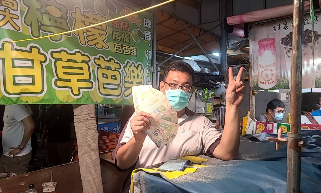 凱旋青年夜市攤商開心收商圈夜市券。 圖：高市經發局提供