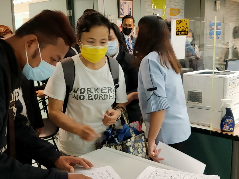 協調會後，移工逐一領取協議書影本。 圖：新北市勞工局提供