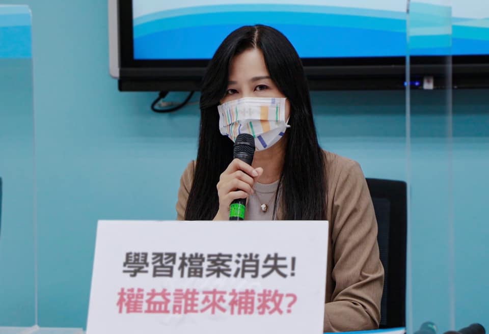 萬美玲今（13）日表示，敎育部學習歷程檔案遺失，但教育部和暨南大學簽的是行政協助合約，完全沒有任何懲罰條款，而教育部的補救措施是補貼鐘點費，等於拿全國人民的納稅錢幫教育部善後。 圖：取自萬美玲臉書（資料照）