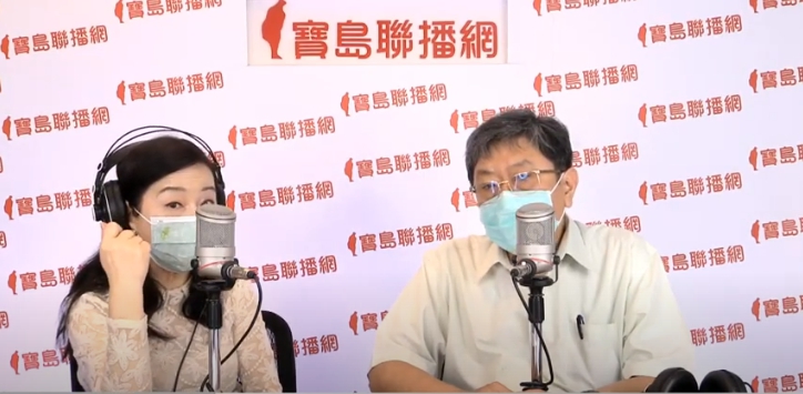 主持人周玉蔻與李秉穎醫師。 圖：翻攝自寶島聯播網YT
