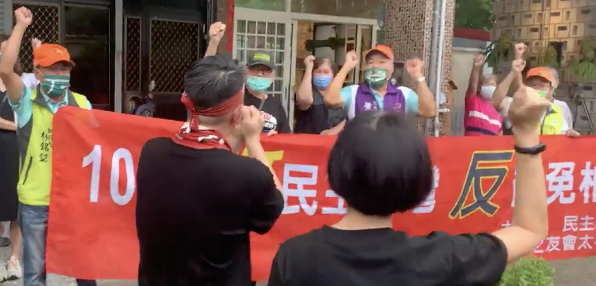 罷免投票倒數10天，陳柏惟展開「100小時民主最後一哩路」選區徒步行動。 圖：取自陳柏惟臉書