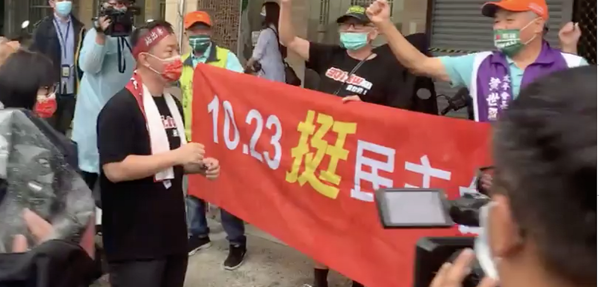 罷免投票倒數10天，陳柏惟展開「100小時民主最後一哩路」選區徒步行動。 圖：取自陳柏惟臉書