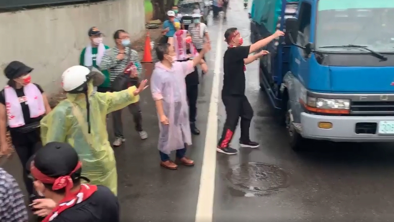 陳柏惟今晨6時從烏日服務處出發，展開徒步選區100小時活動。 圖：取自陳柏惟臉書