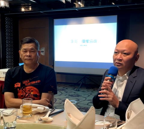 澎恰恰在好友金星集團董事長林秉文陪同下，召開「債務協商會議」，與債主協商還債細節。 圖：翻攝自澎恰恰臉書