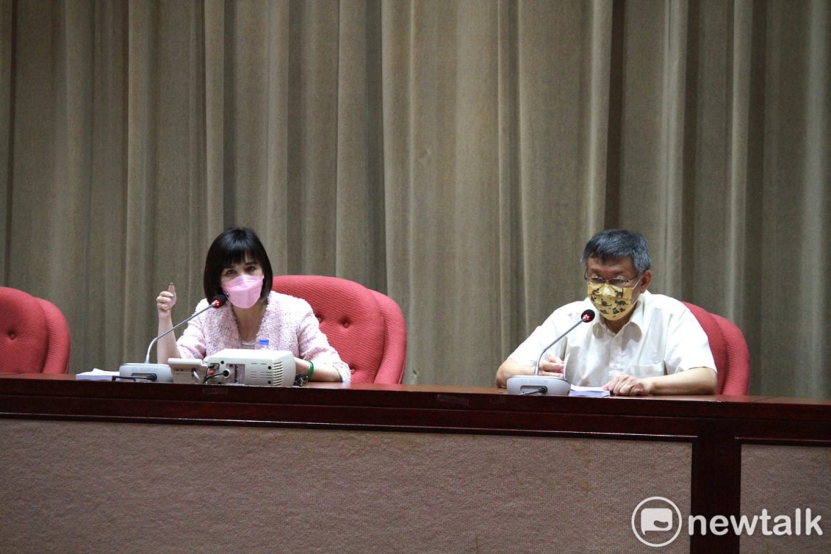 台北市長柯文哲（右）、國民黨團書記長王欣儀（左）。 圖：周煊惠 / 攝
