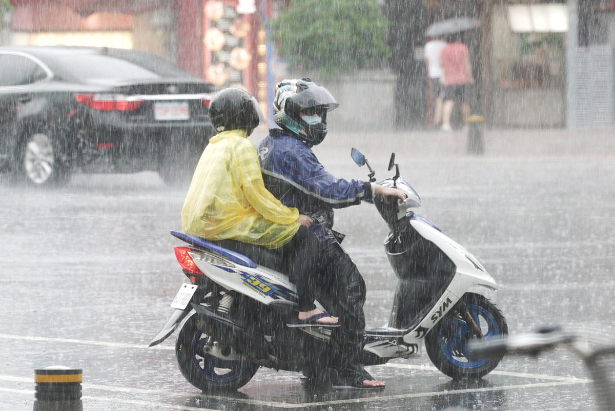 目前東半部豪雨不斷，氣象局表示，要到10/15天氣才會回穩。 圖：張良一/攝