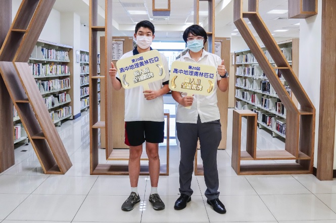 康橋國際學校(林口校區)第20屆高中地理奧林匹亞個人組得獎學生，林俊曄(左)及蕭杰宇同學榮獲銀牌及銅牌。 圖：新北市教育局提供