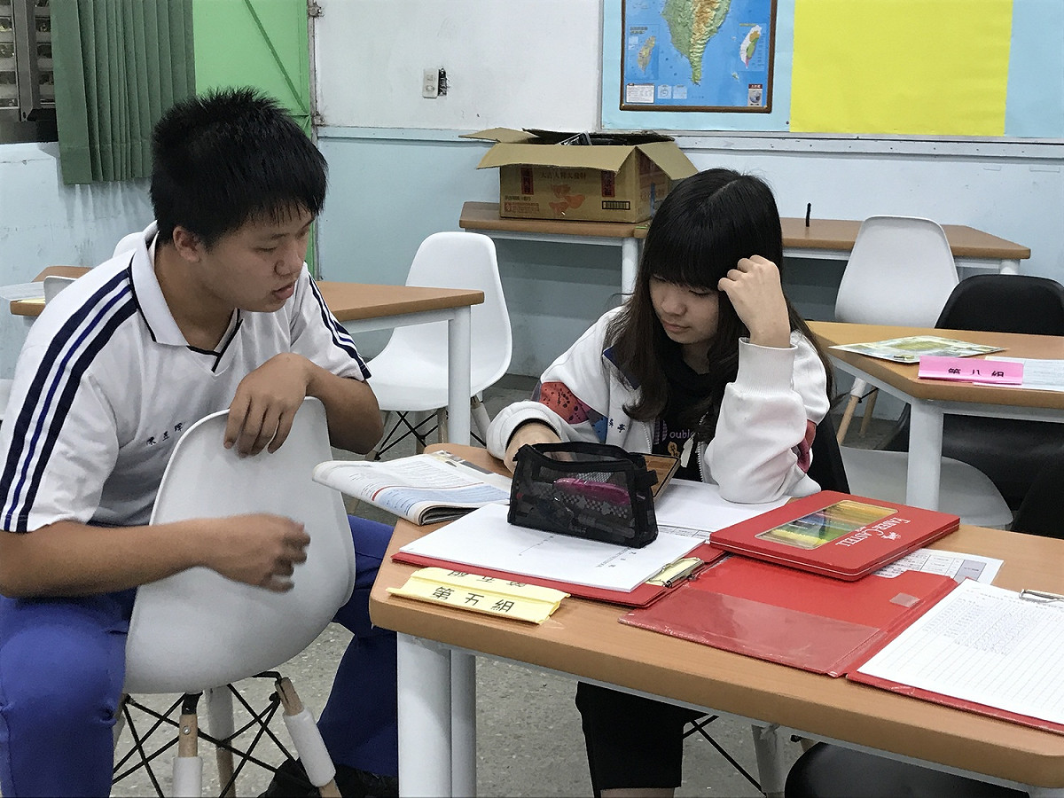 樹林高中以「三峽地區茶產業時空變遷圖」勇奪「實察繪圖組」金牌，圖為學生培訓情形。