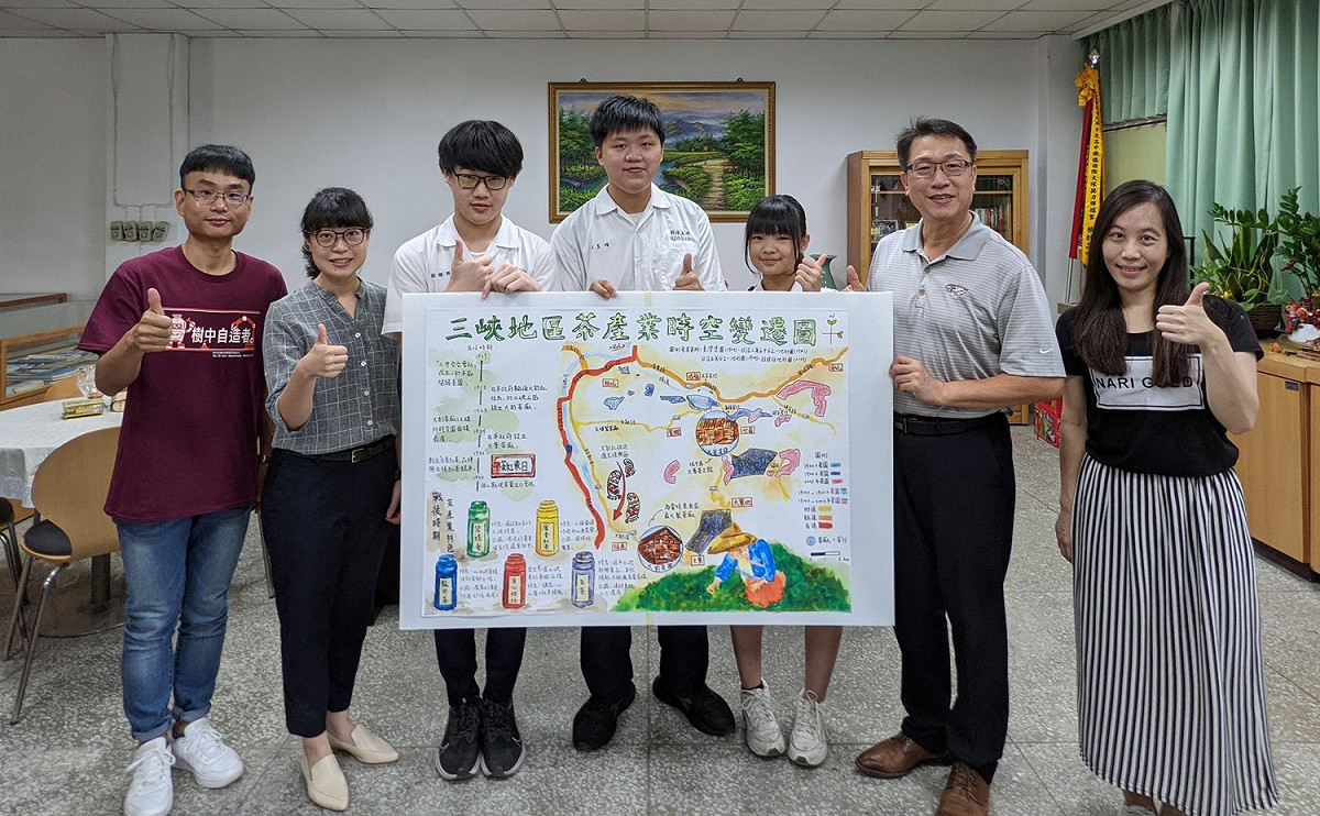 樹林高中金牌得主左三起徐楷祥、陳昱璋、吳亭頤同學將代表台灣參加國際賽。