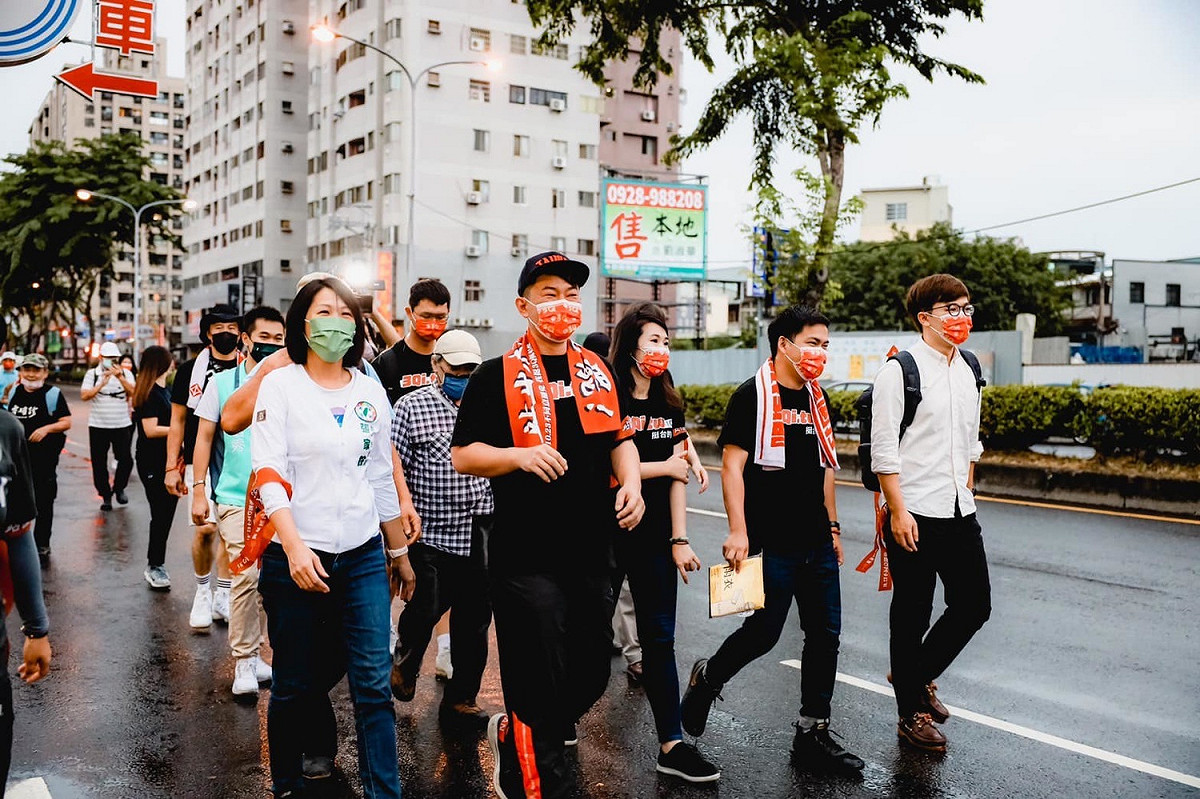 陳柏惟在本周進行選區徒步100小時，直接和民眾接觸 圖:張博洋臉書