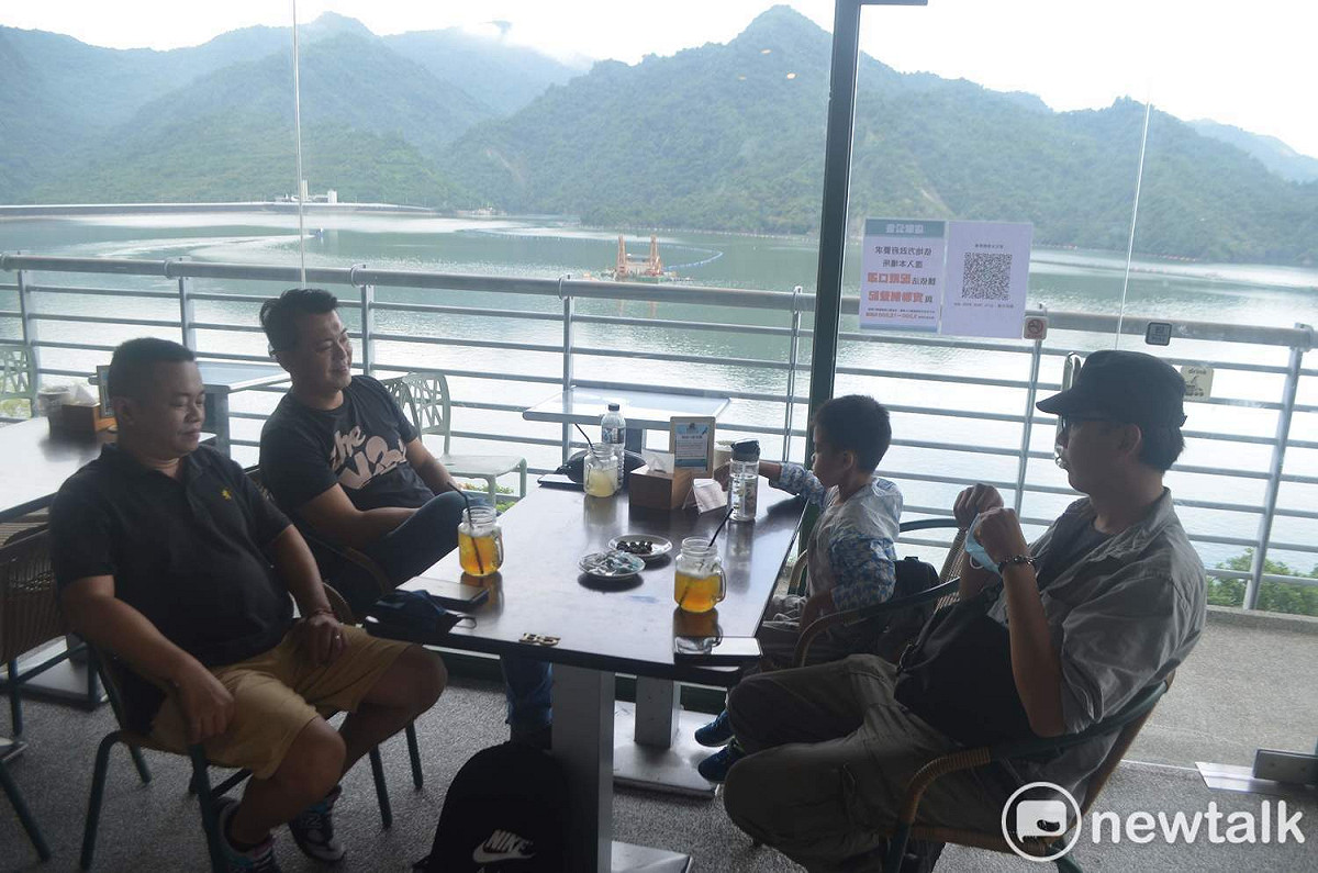 在大埔鄉水庫裡的觀景樓喝咖啡或飲料，美景為伴，物超所值。 圖：蔡坤龍/攝
