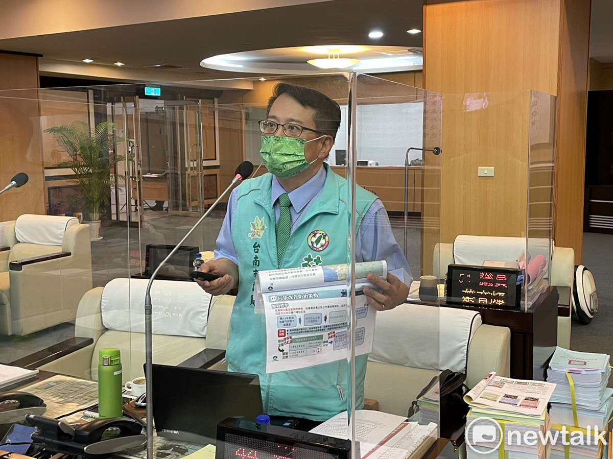 台南市環保局在台南市議會進行「加強畜牧場污染稽查及管理措施」專案報告，市議員蔡旺詮質詢指出，若未制定專門應對碳排放的措施，汙染將會越來越嚴重。 圖：黃博郎／攝