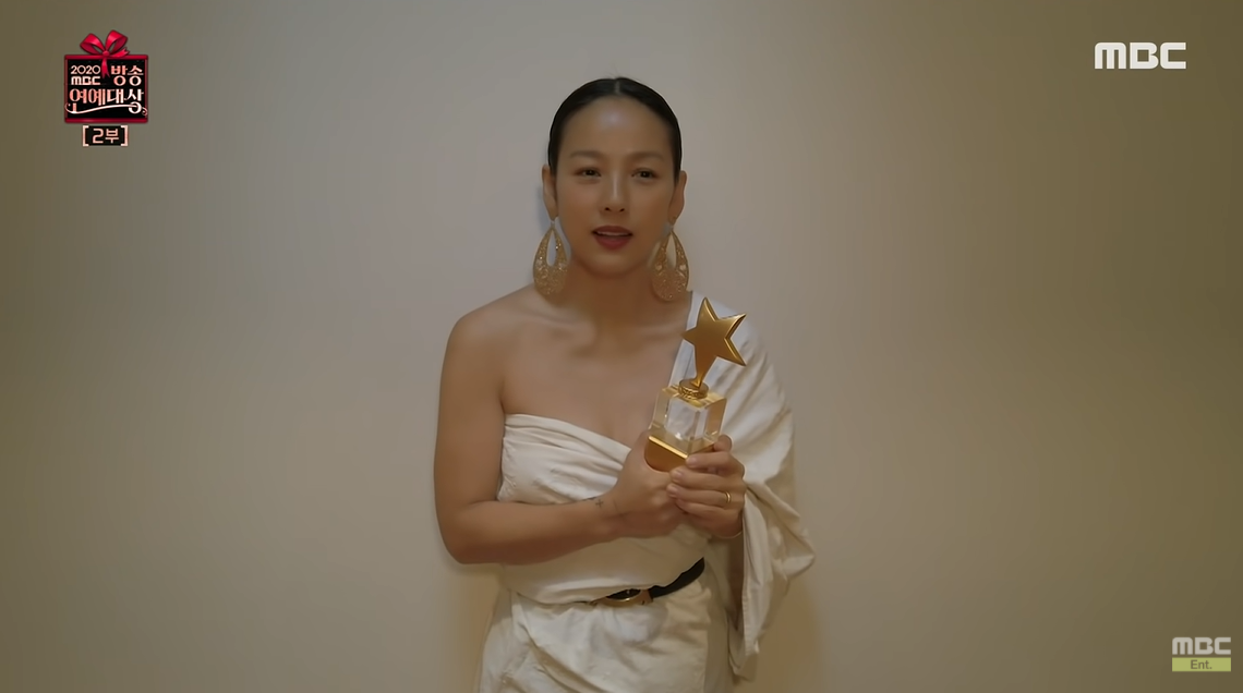 李孝利近年鮮少出席頒獎典禮，去年《MBC演藝大賞》則事先預錄好感言影片，並以自製的棉被禮服登場，讓網友笑翻。 圖：翻攝自MBC官方YouTube頻道