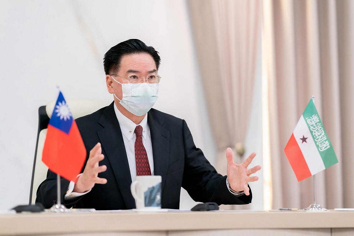 外交部長吳釗燮與索馬利蘭新任外交暨國際合作部部長瑞格薩視訊會議。 圖：外交部提供（資料照片）