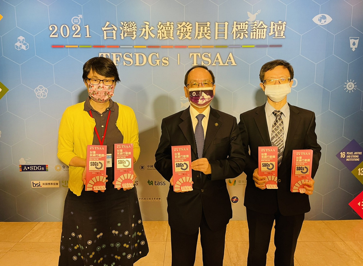 東海大學囊括TSAA台灣永續行動獎大學最多獎，圖中為校長王茂駿、左為研發長林惠真、右為校務研究辦公室執行長許書銘。 東海大學/提供