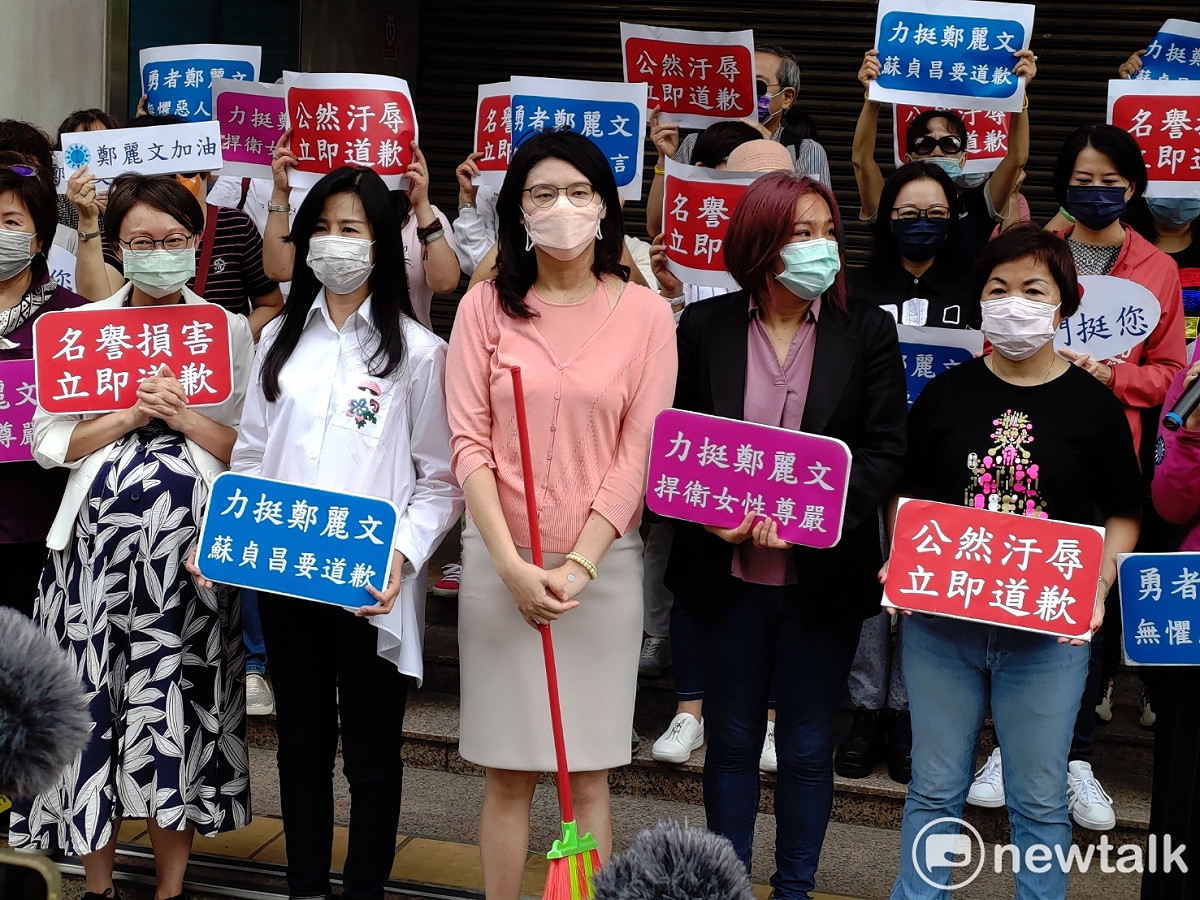 國民黨集結女性民代，譴責行政院長蘇貞昌。 圖：黃建豪/攝