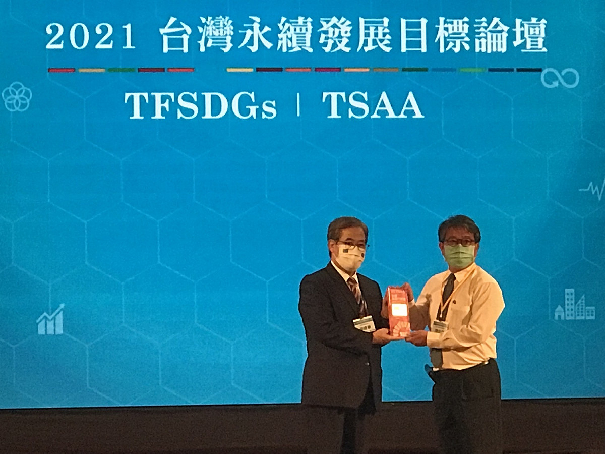 台中市在「2021第十四屆台灣永續獎」中獲頒銅牌獎，環保局長陳宏益（右）出席受獎。