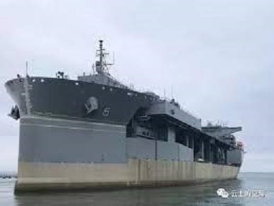 美國海軍「米格爾·基斯」號遠征移動基地艦於 8 日抵達日本佐世保港，這是該艦服役後首次部署西太平洋。 圖 : 翻攝自微信