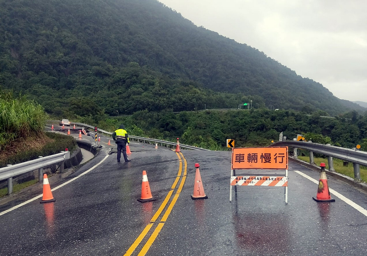 台30線玉長公路東端29.8公里處因連日雨勢發生路面下陷，緊急全線封閉。 圖：翻攝自饒慶鈴臉書