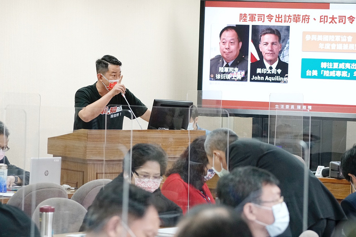 台灣基進黨立委陳柏惟昨起在選區內進行苦行100小時行動，號召支持者站出來投下不同意票，陳柏惟今早趕到立院國防委員會質詢國防部長邱國正，下午再回台中選區繼續苦行行動。 圖：張良一/攝
