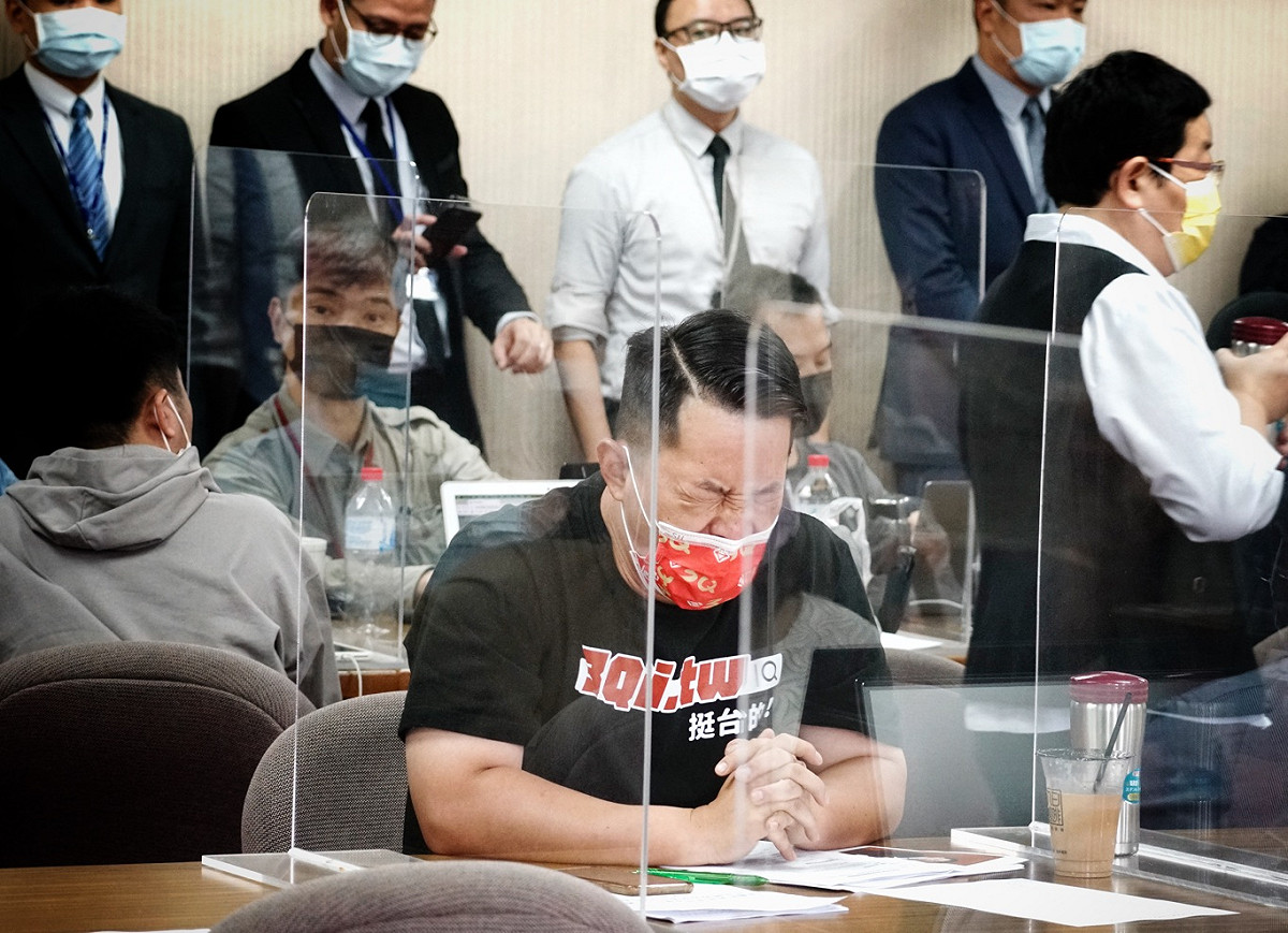 陳柏惟等待質詢前，不禁打了一個大哈欠。 圖：張良一/攝