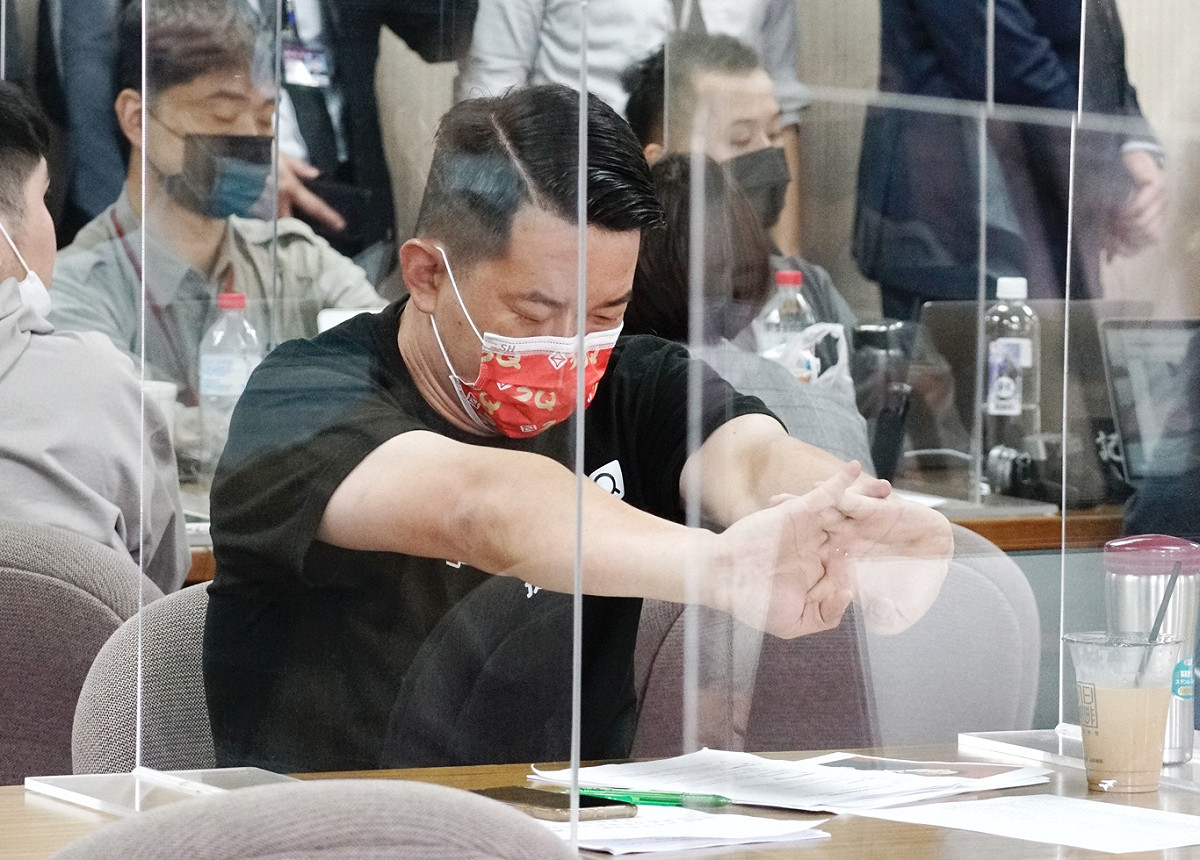 陳柏惟在質詢前伸展筋骨。 圖：張良一/攝