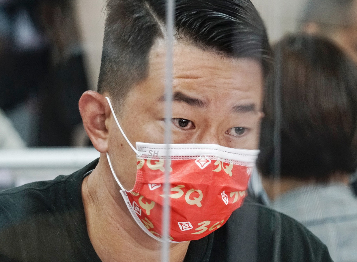質詢前的陳柏惟戴著3Q標識的口罩，陳情若有所思。 圖：張良一/攝