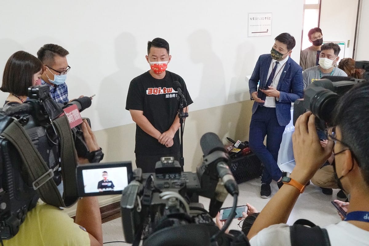 對於罷免團體質疑財產申報獨漏事業投資，陳柏惟坦言是一時失誤。 圖：張良一/攝