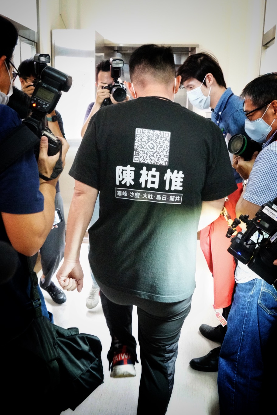 媒體記者詢問陳柏惟苦行第一天的腳的狀況。 圖：張良一/攝