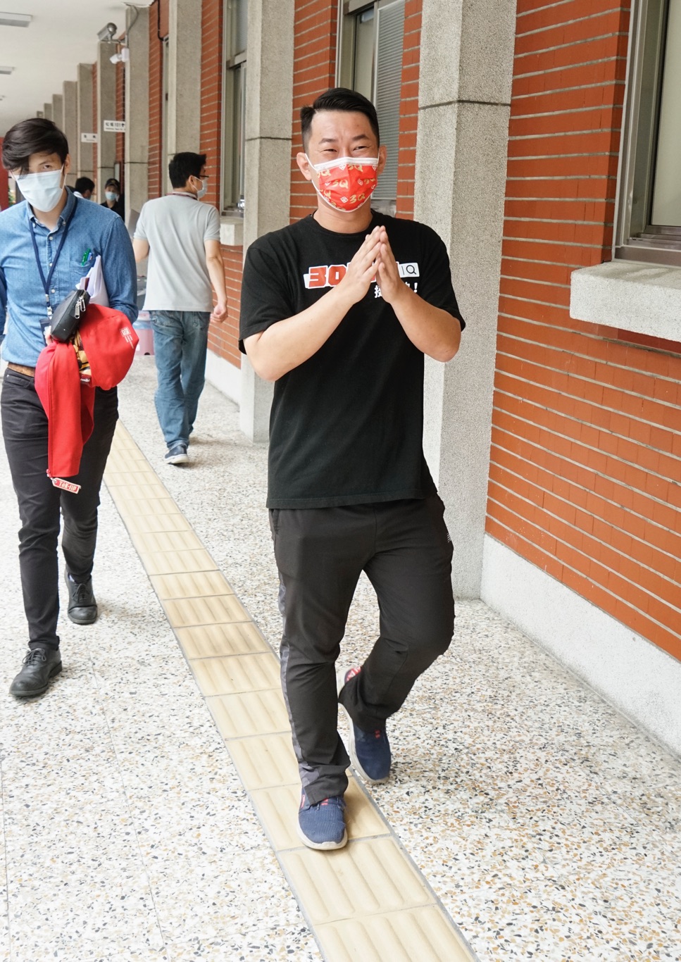 立委陳柏惟因罷免案而成為媒體關注的焦點，走到哪都有媒體跟拍。陳柏惟上午在立院質詢後，也接受媒體採訪後，面對緊盯不捨的媒體記者，雙手合十，帶著求饒的語氣說：「這樣可以了嗎？」「我可以去抽根煙嗎？」 圖：張良一/攝