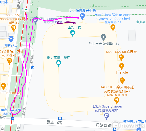 讀者表示，粉紅色路線為莫德納排隊人龍，紫色線為AZ隊伍。 圖：新頭殼製