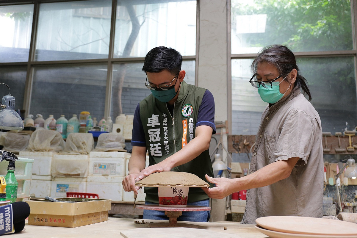 卓冠廷拜訪鶯歌陶藝大師林義傑，並現場學藝親手完成陶製餐盤要送給太太洪慈庸。 圖：卓冠廷辦公室提供